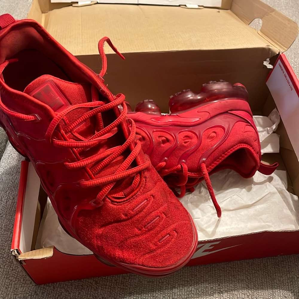 Red nike vapor max plus